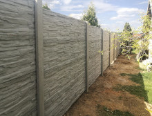 Montáž betonového plotu – Zruč Montáž betonového plotu – Zruč